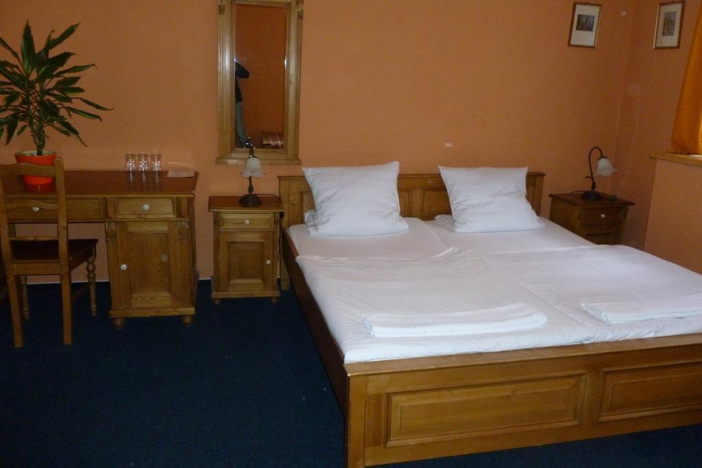 Hotel A Restaurace U Hrncire Кутна-Гора Номер фото